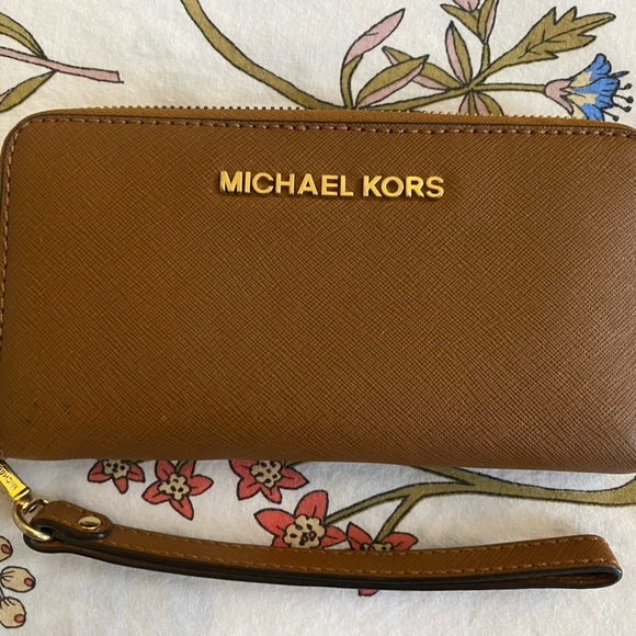Michael Kors Continental Wristlet - Picture 3 of 6